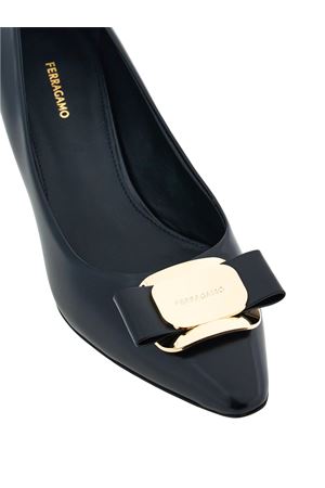 New Vara plate low heel pump FERRAGAMO | 0768707NERO